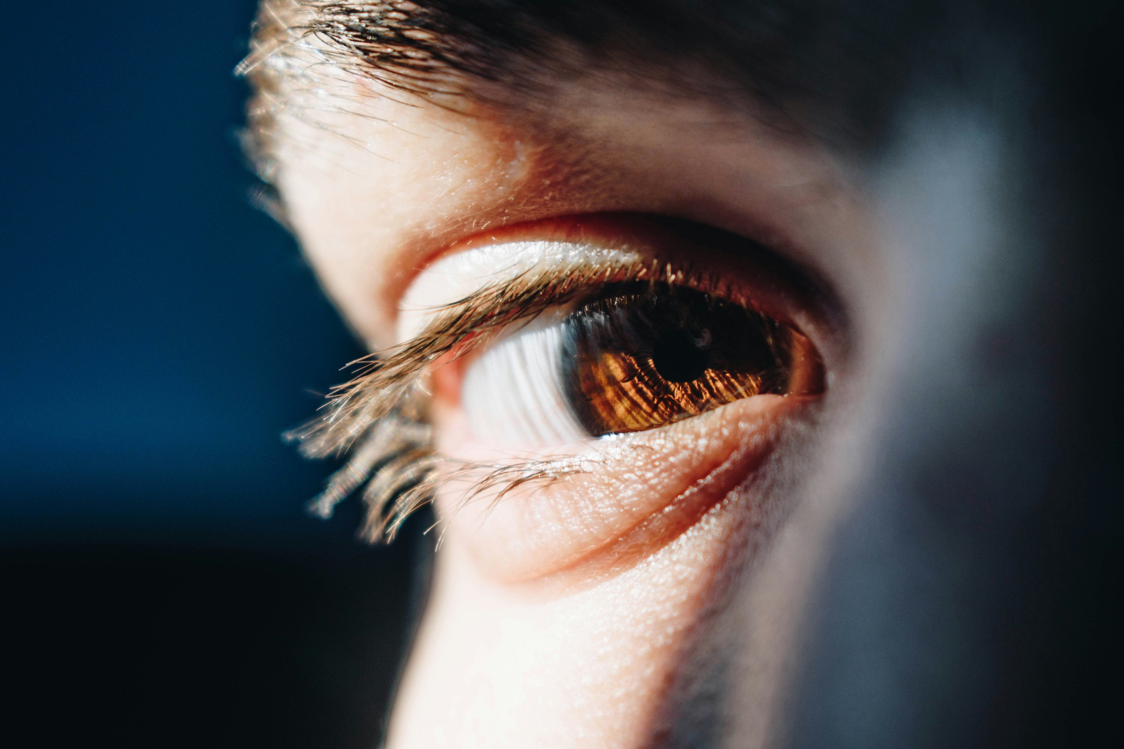 a close‑up of a human eye with a softly blurred background — a symbol of subtle awareness, focus, and the ability to perceive micropolitical dynamics beneath the surface