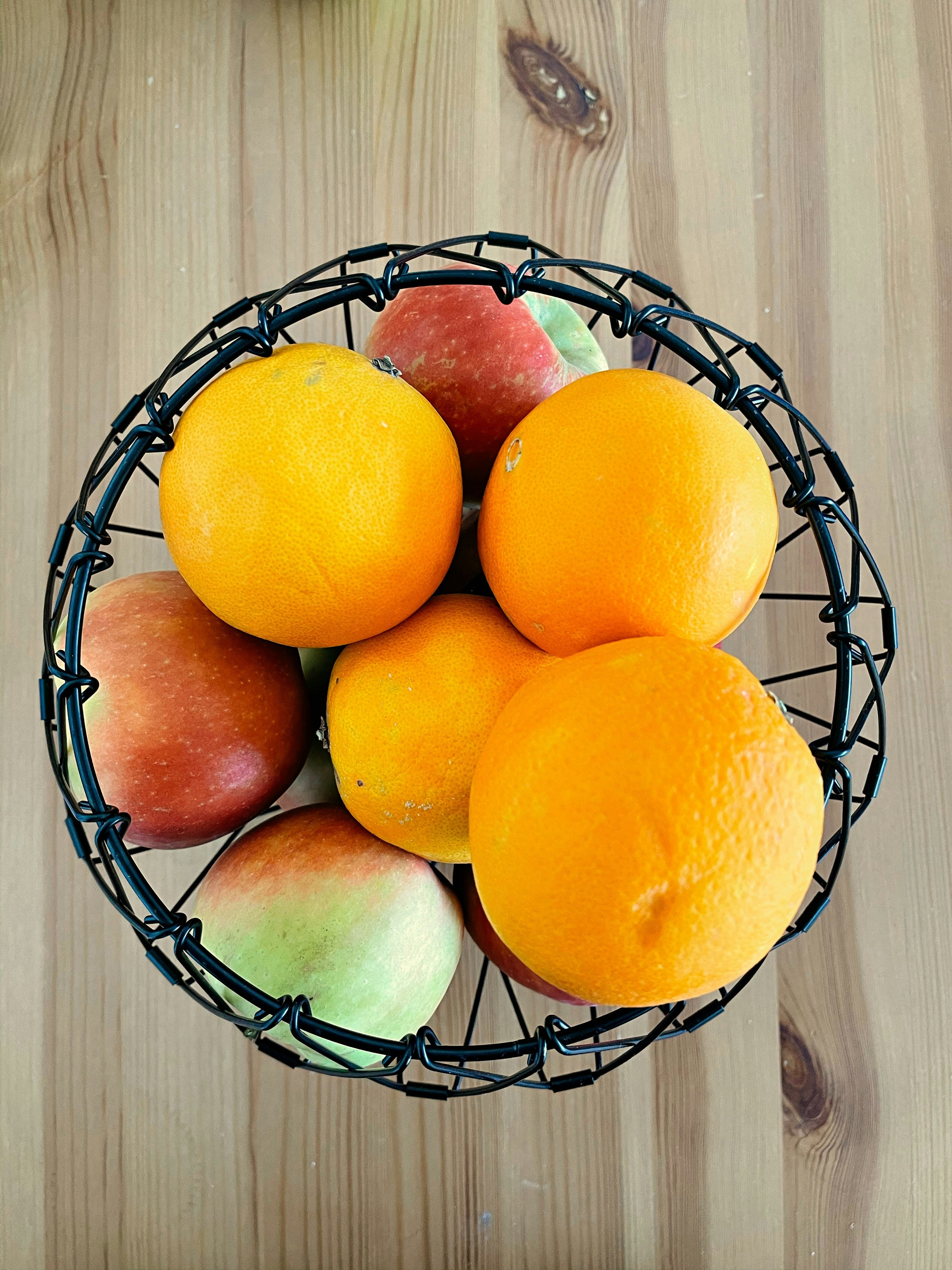 a basket filled with different ripe fruits, symbolizing inner resources, lived experience and the gentle maturity that shapes personal immunity and deeper self‑understanding.